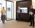 Bild: Stefan Malzer/Landkreis Tirschenreuth/exb
Diplom-Geografin Bianca Franz (links) und der Leiter der Geschäftsstelle des Gutachterausschusses Tirschenreuth Hans Reiß (rechts) konnten vor kurzem erstmalig den Grundstücksmarktbericht 2019 an Landrat Roland Grillmeier (Mitte) übergeben.