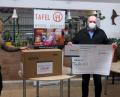 Bild: Dobmeier
Der Präsident des Rotary-Club Weiden Reinhold Gietl mit Scheck und das Oberpfalz-Nord-Zentrum für Orthopädie und Unfallchirurgie vertreten durch Facharzt Johannes Weiß überreichen jeweils 1000 FFP2-Masken an die Tafel Weiden-Neustadt.