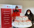 Bild: BRK Kreisverband Tirschenreuth/exb
Der BRK-Kreisverband Tirschenreuth übergab 600 KN95-Masken an die Tafel für deren Abholer. Tafel-Vorsitzende Nicole Fürst (rechts) dankte stellvertretendem BRK-Kreisgeschäftsführer und -Krisenmanger Sven Lehner.