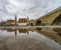 Symbolbild: Armin Weigel/dpa
In der Nähe der Steinernen Brücke ist ein Sprengkörper, vermutlich aus dem Zweiten Weltkrieg, gefunden worden.