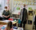 Bild: ds
Der CO2-Sensor am Schreibtisch zeigt Grün: Demnach ist das Klassenzimmer sehr gut gelüftet. Bürgermeister und Schulverbandsvorsitzender Peter Achatzi übergab an Rektorin Birgit Molitor (rechts) und ihre Stellvertreterin Michaela Makitta (links) zehn solche mobilen Geräte.