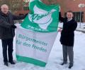 Bild: Norbert Schmieglitz/exb
Am 22. Januar hissten Oberbürgermeister Jens Meyer und Bürgermeister Lothar Höher die Flagge vor dem Neuen Rathaus.