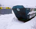 Bild: bkr
Der Altglascontainer beim Bauhof in Kulmain besitzt auch auf der Rückseite Einwurföffnungen – diese bleiben ungenutzt. Dafür wird das Entsorgungsgut einfach auf der Vorderseite abgeladen, wie es heißt.