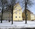 Bild: lnz
Interesse gibt es an der Sanierung der alten Wohnblocks am Robert-Lindig-Platz in Mitterteich. Um ein solches Projekt zu unterstützen, hat der Stadtrat ein kommunales Förderprogramm ausgeweitet.