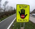 Bild: Armin Weigel/dpa
Ein Schild mit der Aufschrift «STOP FALSCH» steht an der Autobahn A3 nahe Deggendorf (Bayern) - es soll Verkehrsteilnehmer warnen, die falsch auf die Autobahn einbiegen.