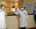 Bild:  Sandra Hänsel/exb
Professor Dr. Heiko Graichen (links) freut sich über die Rückkehr von Dr. Marco Strauch (Mitte) an die Asklepios-Klinik. Mit im Bild Geschäftsführer Daniel Weiß.
