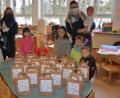 Bild: jr
Kinderhausleiterin Sabine Doß (links), Erzieherin Steffi Spörrer und die Kinder der Notgruppe stellten die 50 "Fröhlichen Wintertaschen" vor, die in den kommenden Tagen abgeholt werden können.