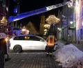 Bild: mde
Mit der Drehleiter der Kemnather Wehr wurde eine Person aus dem Obergeschoss eines Gebäudes auf dem Kemnather Stadtplatz am Samstagabend gerettet.