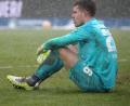 Bild: Daniel Karmann/dpa
Torwart Christian Mathenia sitzt enttäuscht im Nürnberger Schneetreiben. Der Club ging am Sonntag gegen Hannover 96 mit 2:5 unter.