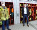 Bild: fsb
Bürgermeister Ernst Schicketant übergibt den Kommandanten der Feuerwehren Altenstadt/WN, Gottfried Amschl (links), und Meerbodenreuth, Josef Danzer (rechts), für die Aktiven ein Dankeschön der Gemeinde.