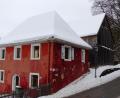 Bild: jp
Das ehemalige Kastler Mesnerhaus in der Klosterbergstraße, dem der Verfall drohte, wird von den neuen Eigentümern saniert. Der dahinter liegende Stadel wird abgebrochen und durch ein kleineres Holzgebäude ersetzt, das ins Gesamtprojekt integriert wird.
