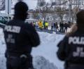 Bild: Armin Weigel
Pendeln, warten, frieren: Zahlreiche Menschen stehen vor einer Corona-Teststation an der deutsch-tschechischen Grenze in Furth im Wald Schlange.