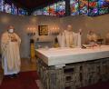 Bild: jr
Weihbischof Reinhard Pappenberger (am Altar) war am Sonntag Hauptzelebrant und Prediger beim Franz-von-Sales-Fest. Mit im Bild der Konnersreuther Pfarrseelsorger Pater Benedikt Leitmayr (links) und die Patres John Gali und Friedhelm Czinczoll (von rechts).