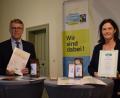 Bild: szl
Tirschenreuth bleibt Fair-Trade-Stadt. Das Siegel darf die Stadt für weitere zwei Jahre führen. Darüber freuen sich Bürgermeister Franz Stahl und Doris Schön, Fair-Trade-Beauftragte im Stadtrat.