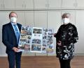 Bild: lg
Die Fotos auf dem Kaleidoskop, das Christine Paschen überreichte, dokumentieren das über dreißigjährige Engagement von Ludwig Pfeiffer am Ortenburg-Gymnasium.