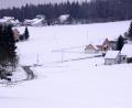 Bild: bkr
Zwei Parzellen liegen links und eine rechts neben der nach oben führenden Straße. Die vierte etwas oberhalb.