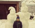 Bild: flt
Zwei menschengroße Schneemänner baute Christopher mit seinem Vater Jörn am vergangenen Samstag.