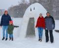Bild: bsc
Familie Trottmann präsentiert ihr großzügiges Bauwerk aus Schnee.