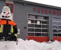 Bild: Freiwillige Feuerwehr Groschlattengrün
Seit dem Wochenende steht vor dem Feuerwehrhaus Groschlattengrün ein Schneemann - natürlich im entsprechenden Outfit.