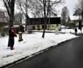 Bild: ubb
Biobauer Andreas Kunz (links) und Bund-Naturschutz-Kreisvorsitzender Josef Siller messen den Abstand zwischen einer abgeholzten Hecke und der Straßenkreuzung in Groppenheim - er beträgt 14 Meter. Die beiden sind überzeugt, dass die Verkehrssicherheit nicht beeinträchtigt gewesen wäre.