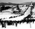 Bild: Archiv Heimat- und Kulturverein Freudenberg/exb
So sah das aus, damals beim Skispringen in Freudenberg. Der Auslauf war dort, wo heute der Fußballplatz des SV Freudenberg liegt.