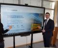 Bild: Hans Prechtl/Landratsamt/exb
Landrat Thomas Ebeling (rechts) und Florian Schmid, Geschäftsführer der Lernenden Region, präsentieren die neue Messehomepage, die noch ausgebaut werden wird.