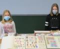 Bild: dob
Sophia Witt und Julia Reindl (von links), beide Klasse 5 b, freuen sich über die vielen gespendeten Briefmarken.