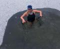 Bild: Weiler/exb
Silke Weiler im eisigen Weiher: Die Wassertemperatur liegt knapp über dem Gefrierpunkt und gegen die Eisplatten hilft ein Hammer.
