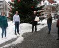 Bild: wro
In den Mittelpunkt der kleinen Feierstunde rückten Thomas Weiß (Dritter von rechts) und Alexander Bäumler (Zweiter von links). Es gratulierten die Vertreterin des Personalrates, Carolin Holub (links), Bürgermeister Toni Dutz und Personalsachbearbeiterin Anita Weber-Tretter (von rechts).