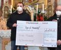 Bild: no
Thomas Huber (links) überreicht einen Spendenscheck über 2200 Euro für den geplanten Außenanstrich der Filialkirche St. Margareta an Pfarrer Thomas Schertel. Die Engel, die links auf dem Altar stehen, sind übrigens Ansichtsexemplare in einem vergrößerten Format und nicht verkäuflich.