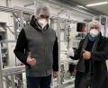 Bild: Elasto Form/exb
Marcus Sperber (links) führt den Bundestagsabgeordneten Alois Karl durch den Betrieb, in dem täglich 200 000 FFP 2-Masken hergestellt werden.
