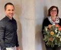 Bild: wro
Nach 36 Jahren verabschiedet sich Michaela Stilp (rechts). Dr. Phillipp Pirmanschegg (links) bedankte sich mit Blumen und einem Geschenk bei der langjährigen Mitarbeiterin. Für die Zukunft wünschte er alles Gute.