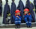 Symbolbild: Patrick Pleul/dpa
Zwei Achtjährige sitzen in ihrer Kinder-Uniform in einem Feuerwehr-Gerätehaus (Symbolbild). Die Schnaittenbacher Wehr bekommt auch eine Kindergruppe, aber die kann erst gegründet werden, wenn es die Pandemie zulässt.
