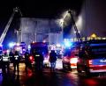 Bild: Bauernfeind/dpa
Feuerwehrleute bekämpfen am Dienstagabend in Nürnberg einen Brand in einer Lagerhalle auf dem Siemens-Gelände.