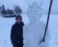 Bild: Brigitte Mayerhöfer/exb
Jan Pilsak mit seinem Schneekönig, den er in Poxdorf gebaut hat.