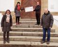 Bild: agr
Pfarrer Stefan Wagner (hinten, rechts) freute sich über den Geldbetrag zur Renovierung der Kirche. Die Spende überreichte das Leitungsteam der Kolpingsfamilie mit (von links) Helga Reimer, Gaby Reiml und Simon Rosner.