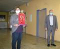 Bild: Gemeinde Kulmain/exb
Für Gerlinde Bayer gab es von Bürgermeister Günter Kopp Lob, Dank und ein Präsent für ihre 25-jährige Tätigkeit in der Kulmainer Schule.