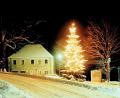 Archivbild: bsc
Seit vielen Jahrzehnten ein beliebtes Fotomotiv: Der Christbaum auf dem Dorfanger in Frauenreuth zusammen mit der Gaststätte „Sporn“. Aktuell verhindern die Corona-Beschränkungen, dass sich Gäste im Traditionswirthaus treffen können.