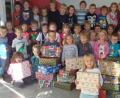 Bild: exb
Die Kinder der Kindertagestätte "Regenbogen" in Beidl haben fleißig Päckchen für die Aktion "Weihnachten im Schuhkarton" gepackt.