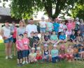 Bild: lk
Einen interessanten Ausflug unternahmen die Mädchen und Buben der Vorschulgruppe des Kindergartens zum Försterhof. Im Bild die Kinder mit der Familie Zölch.