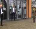 Bild: Hirsch
Bürgermeister Harald Bemmerl, Rektor Dominik Bauer, Konrektor Josef Beck, Schulamtsdirektorin Renate Vettori, VG-Geschäftsleiter Daniel Fendl und Bürgermeister Thomas Falter (von links) werben für die neuen Vorbereitungsklassen am Schulstandort Wackersdorf.