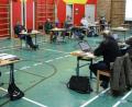 Bild: frd
Um die Coronavorgaben einhalten zu können, tagt der Teunzer Gemeinderat mittlerweile in der Turnhalle der Grundschule. Weil dort ausreichend Platz herrsche und es kein Problem sei, die Mindestabstände einzuhalten, wurde ein Antrag auf Maskenpflicht in der Sitzung abgelehnt.