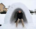 Bild: ubb
Der dreijährige Tim hat viel Spaß mit seinem Iglu, in das er sogar mit den Schlitten hineinfahren kann. Sein Papa Thomas Peter brauchte zwei Wochen, um die Eisbehausung im Garten fertigzustellen.