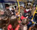 Symbolbild: Jan Potente/dpa
Stehen im Schulbus (Symbolbild): Viele Eltern sind damit nicht einverstanden. Der Zweckverband Nahverkehr Amberg-Sulzbach sieht es unaufgeregter. Stehplätze in Bussen seien offiziell zugelassen und unverzichtbar.