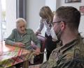 Bild: hbe
Edith Schuhmann (links) ist mit 103 Jahren die älteste Bewohnerin im Caritasheim St. Barbara in Sulzbach-Rosenberg. Sie hatte dem "Ersatz-Pfleger", Hauptfeldwebel der Bundeswehr Marcus Raab, einiges zu erzählen.