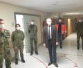 Bild: Wolfgang Fenzl/Landratsamt Tirschenreuth/exb
Landrat Roland Grillmeier (Mitte) bedankte sich bei den drei Sanitätssoldaten (links), die im Impfzentrum mit anpacken.