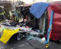 Bild: Gustl Beer
Das Dach muss abgetrennt werden, um die Unfallopfer aus dem Wrack zu befreien.
