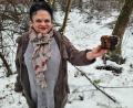 Bild: sne
Pilzsachverständige Martina Franke zeigt den von der Birke entfernten Schiefen Schillerporling.