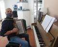 Bild: jzk
Daheim übt Karl-Heinz Böhm Musikstücke auf seiner Steirischen Harmonika, nimmt sie mit seinem Handy auf und stellt sie in die Whatsapp-Gruppe des Musikantenstammtischs.