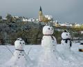 Bild: Moser
Schneemann, Schneefrau und Schneekinder vor der Nabburger Altstadtkulisse: Günter Moser aus Ammerthal hat dieses Familienidyll fotografiert.